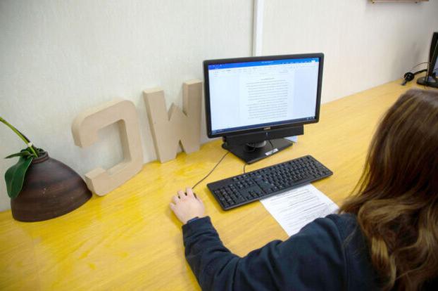 A student works on a writing project on a computer in the 写作中心